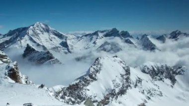 Alplerdeki Mont Blanc 'ın bir ileri bir geri klibi