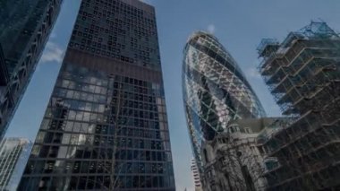 Hızlı döngü Londra gökdelenlerine bakıyor