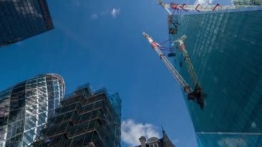 Hızlı döngü Londra gökdelenlerine bakıyor