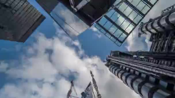 Schnelle Looping-Drehung mit Blick auf Londoner Wolkenkratzer — Stockvideo