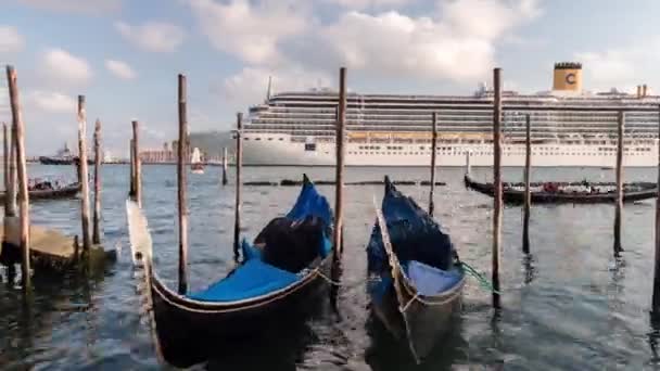 Looping cinemagraph de navio de cruzeiro em canal em Veneza — Vídeo de Stock