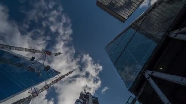 Tour à boucle rapide regardant vers les gratte-ciel de Londres — Video