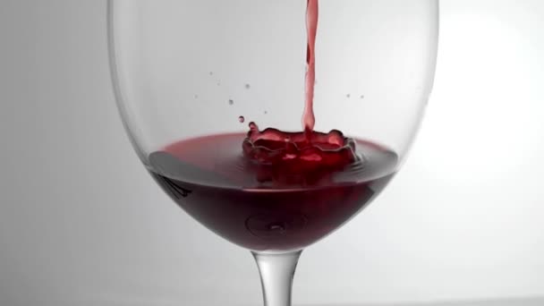Párrafo cinematográfico de cámara lenta del vino tinto que se vierte en vidrio — Vídeos de Stock