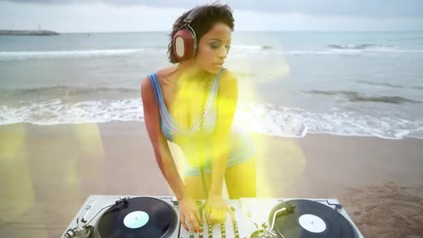 Feminino DJ spinning decks na praia por discoteca bola loopable cinemagraph — Vídeo de Stock