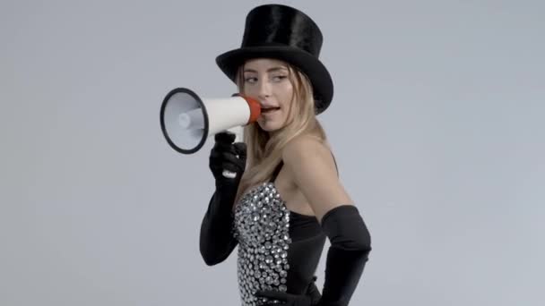 Siyah silindir şapka takan ve megafon kullanan genç bir kadın. — Stok video