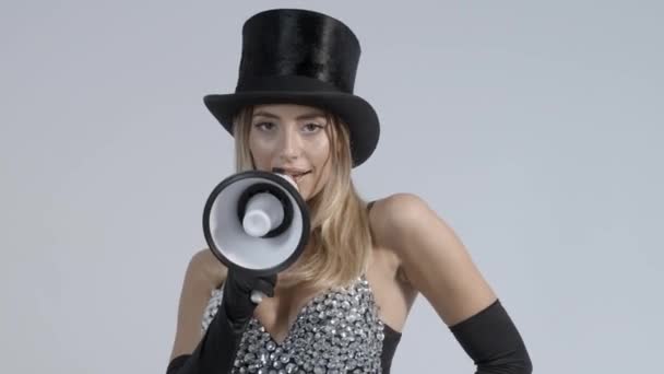 Jonge vrouw met zwarte hoge hoed en visnetten met megafoon — Stockvideo