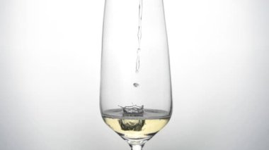 Bardağa düşen şampanya damlaları