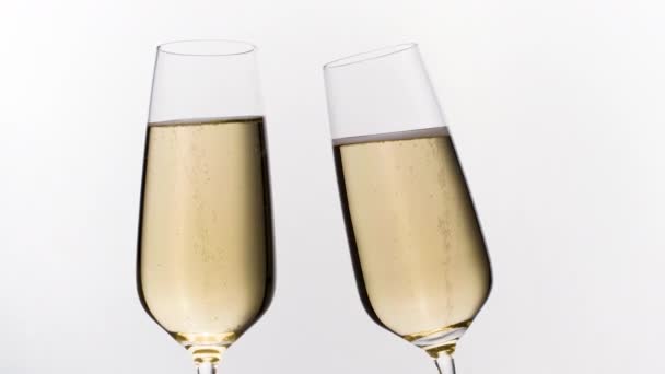 Dos copas de champán tostadas — Vídeos de Stock