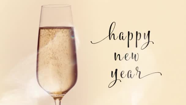 Ποτήρι σαμπάνιας με Ευτυχισμένο το Νέο Έτος — Αρχείο Βίντεο