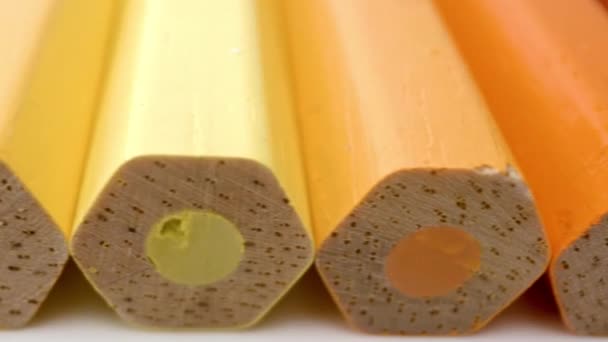 채색 된 연필이 줄지어 있는 모습 — 비디오