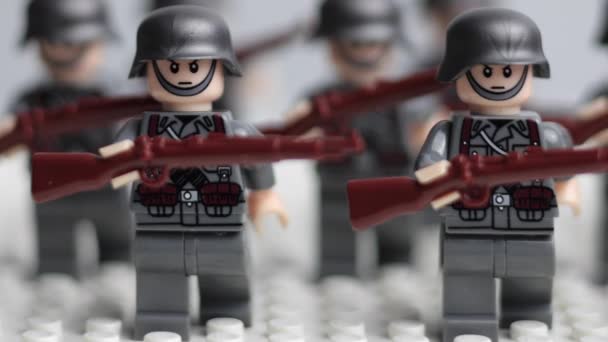 Mini figuras de juguete de plástico ejército — Vídeos de Stock