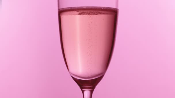 Champagne fluit met bubbels — Stockvideo