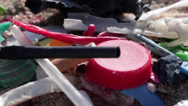 Plástico desechado en la playa — Vídeos de Stock