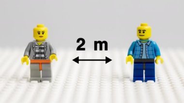 Sosyal olarak mesafeli plastik oyuncak figürleri