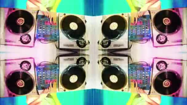 Imagen de espejo de DJ mezclando en cubiertas — Vídeos de Stock