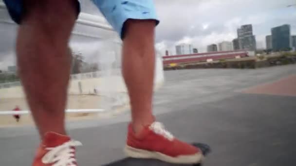 Skateboarder jatuh dari dekat — Stok Video