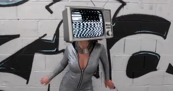 Mujer con TV en la cabeza bailando — Vídeos de Stock