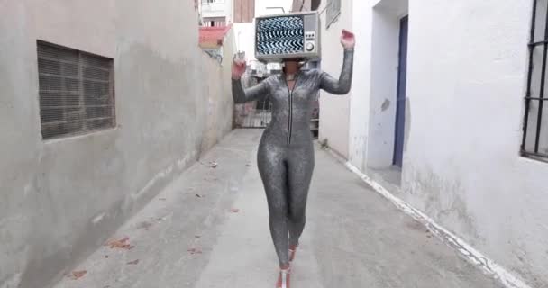 सिर पर टीवी पहनने वाली महिला चलना — स्टॉक वीडियो