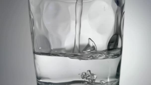Långsam rörelse av vatten häller i glas — Stockvideo