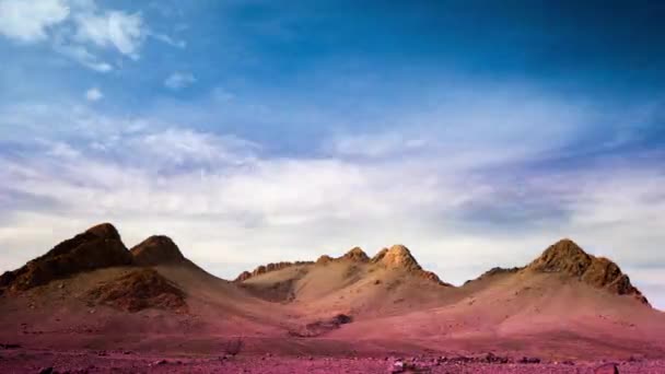 Временной промежуток теней, проходящих над засушливым ландшафтом в Марокко — стоковое видео