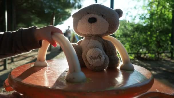 Kind spelen met teddybeer in speelpark — Stockvideo