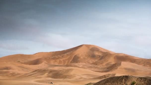 Temps écoulé entre les ombres sur les dunes de sable dans le désert du Sahara — Video