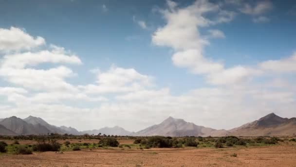 Lapso de tempo de sombras passando sobre a paisagem árida em morocco — Vídeo de Stock