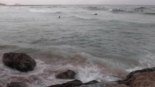 Серфингисты на пляже после шторма, Барселона — стоковое видео