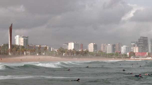 Surfistas en playa después de la tormenta, Barcelona — Vídeos de Stock