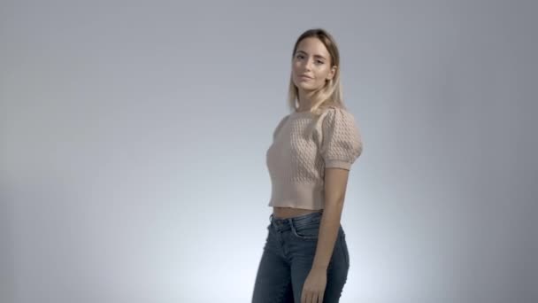 Jovem mulher clicando dedos e trocando roupas — Vídeo de Stock