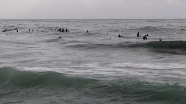 Surfistas na praia após tempestade, Barcelona — Vídeo de Stock