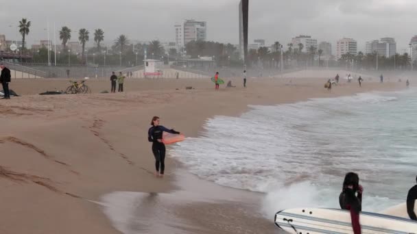 Peselancar di pantai setelah badai, Barcelona — Stok Video