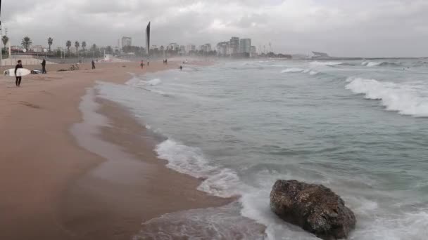 Surfistas na praia após tempestade, Barcelona — Vídeo de Stock