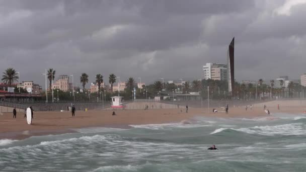 Surfistas en playa después de la tormenta, Barcelona — Vídeo de stock