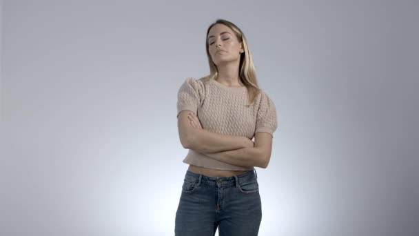 Jeune femme saute et échange de tenues — Video