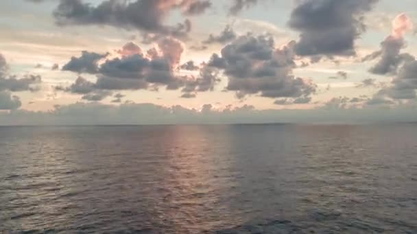 Video Loopable del increíble cielo y el mar desde el barco — Vídeos de Stock