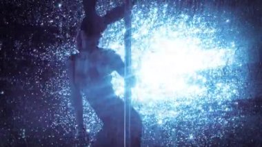 Polonyalı dansçı stüdyoda poz veriyor ve dans ediyor.