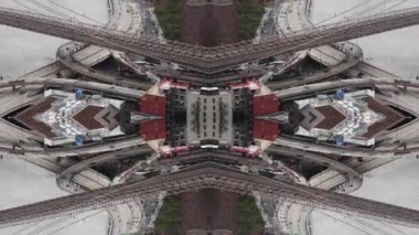 Brooklyn Köprüsü, New York 'un ayna görüntüsü