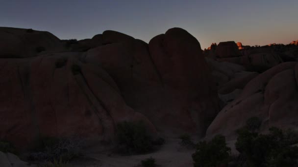 Schaduwen over rotsformaties in Joshua Tree National Park, Californië, Verenigde Staten — Stockvideo