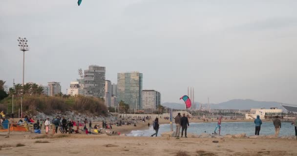 Windand kitesurfistas em barcelona — Vídeo de Stock