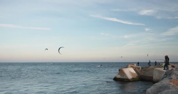 Windand kitesurfare i barcelona — Stockvideo