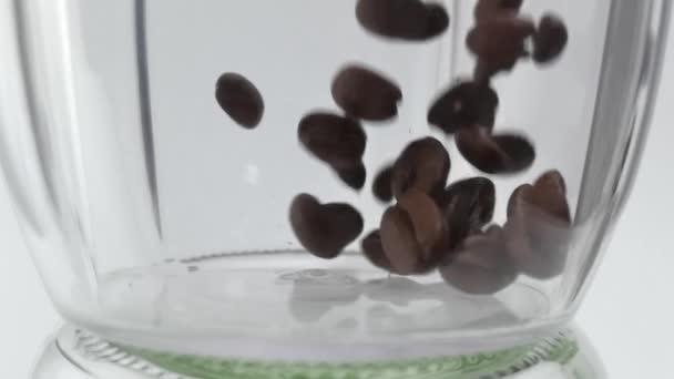 Падение кофейных зерен, замедленная съемка — стоковое видео