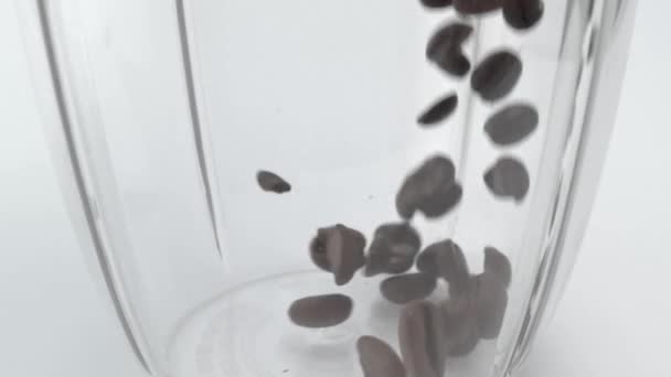 Fallande kaffebönor, slow motion — Stockvideo