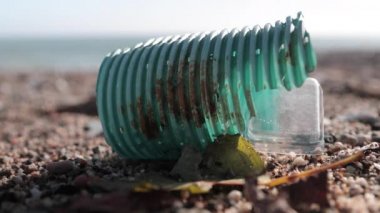 Plastik plaja atılmış.