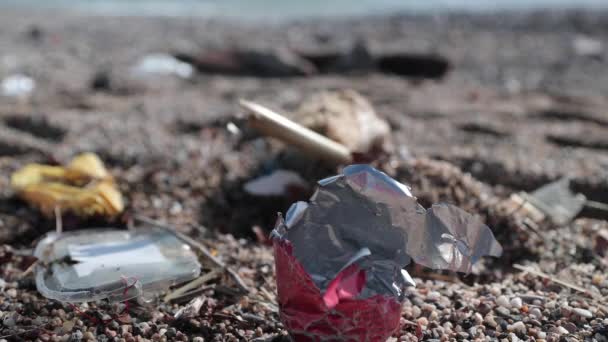 Plástico descartado na praia — Vídeo de Stock