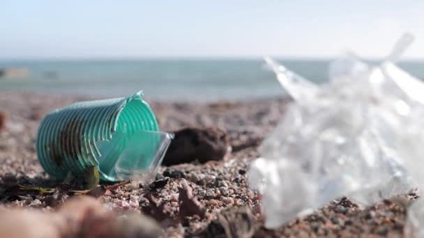 Plastik dibuang di pantai — Stok Video