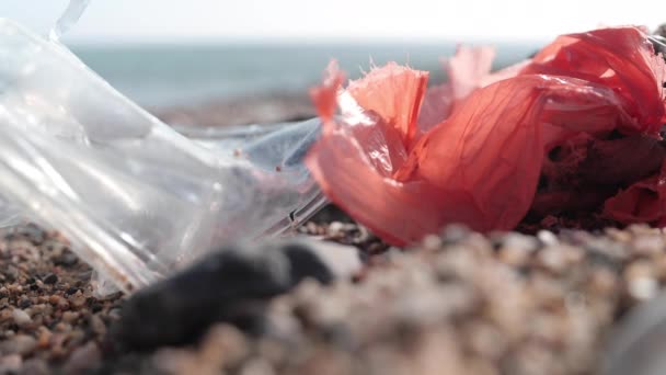Пластик, выброшенный на пляже — стоковое видео