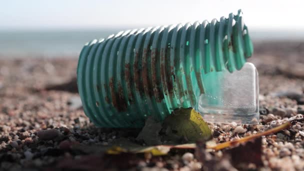 Plástico desechado en la playa — Vídeos de Stock