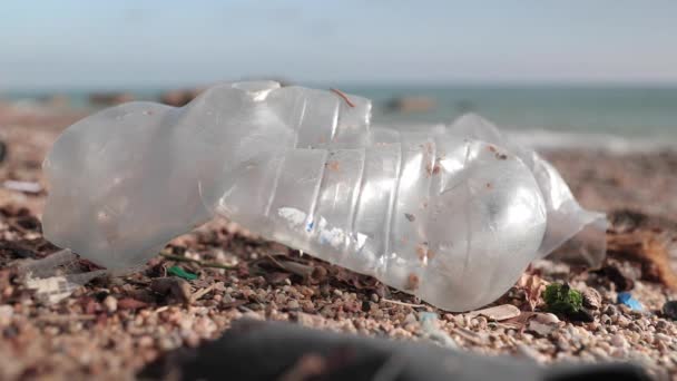 丢弃在海滩上的塑料 — 图库视频影像
