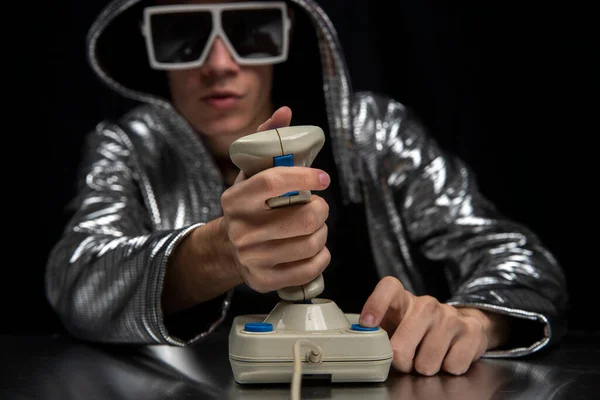 Young man playing video game — Stock Photo, Image